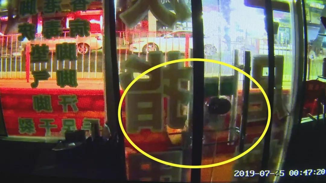 什么仇什么怨？！深圳黄贝岭一家治疗灰指甲店被泼狗屎