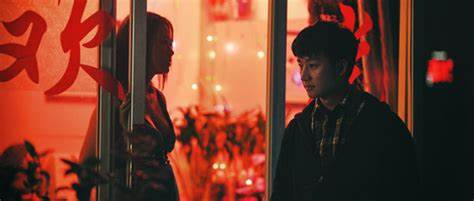 那么多谨慎试探的线索，那么多静水流深的情绪，原来我们都错过