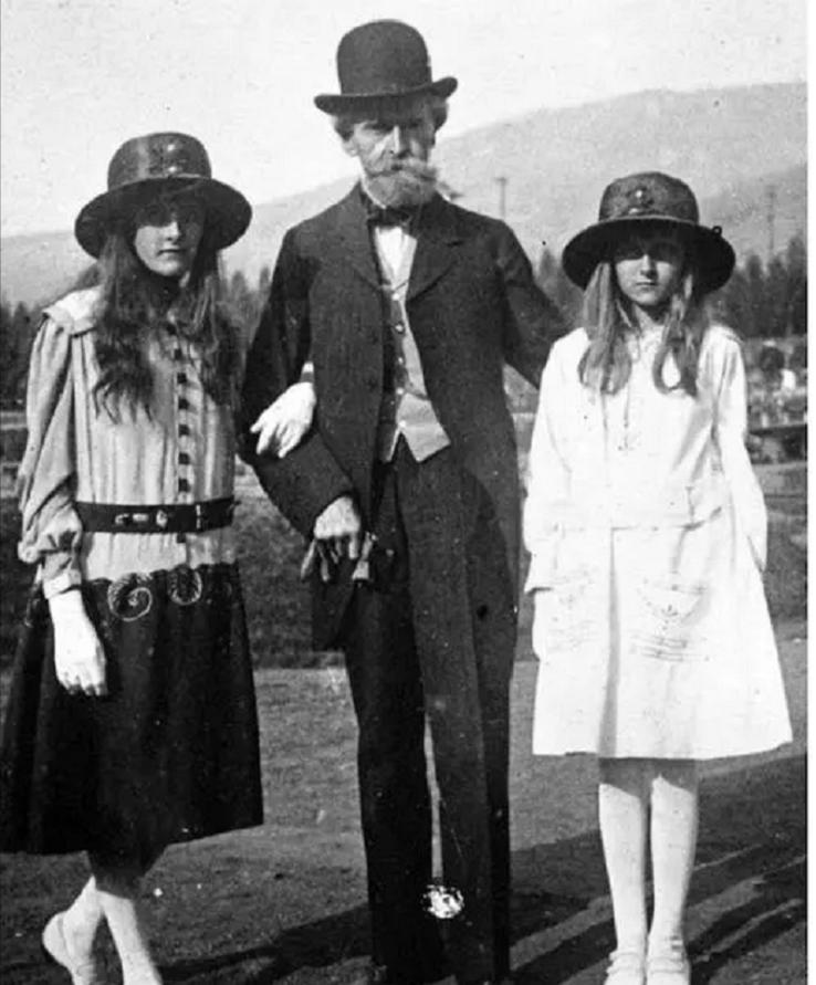 美国第一宅女继承34亿财产，将自己锁在公寓80年，一生只爱洋娃娃