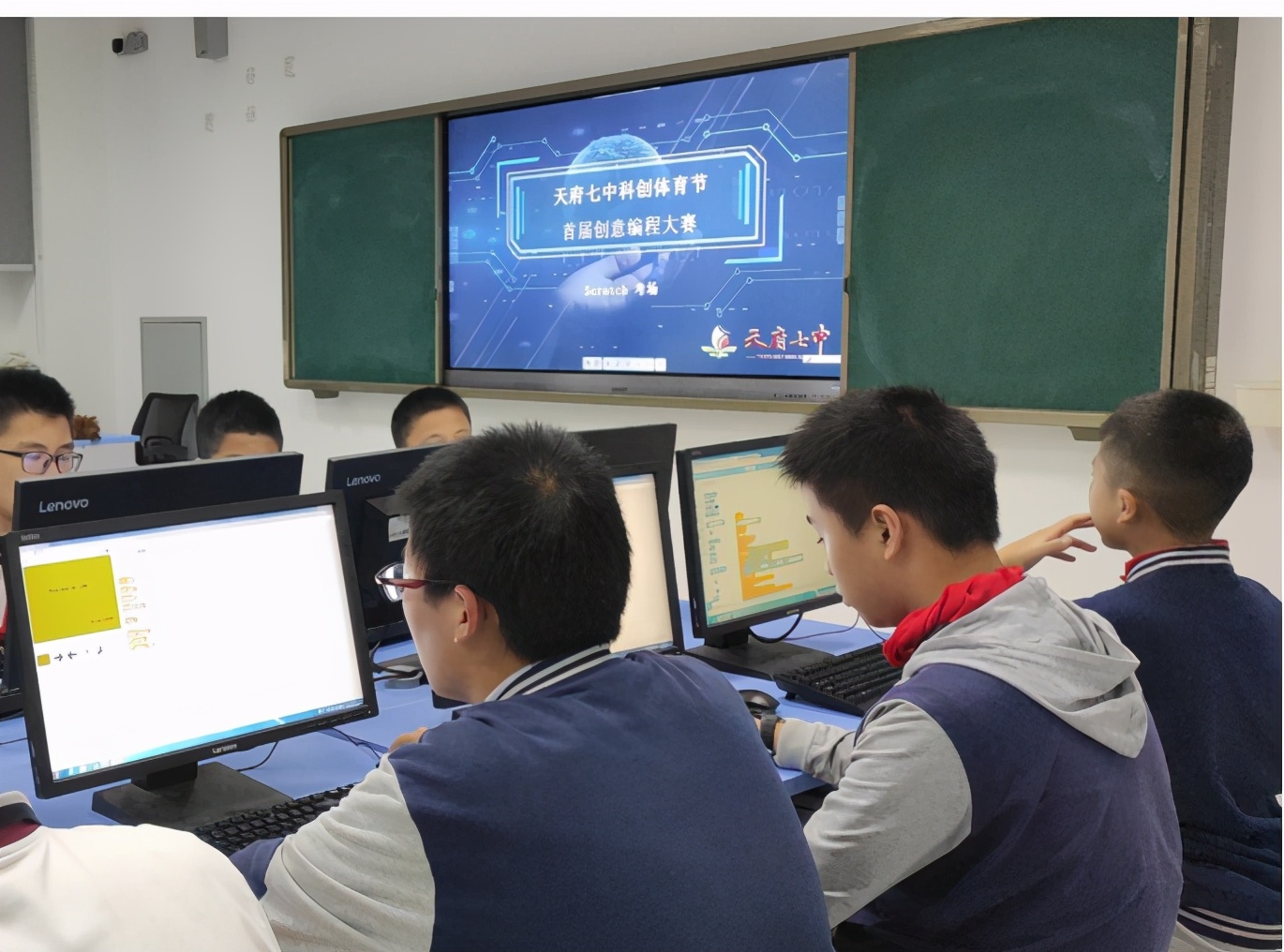 筑梦AI，智竞未来——天府七中科创体育节之科技活动回顾