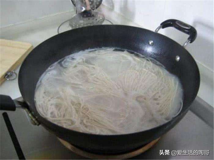 挂面怎么炒才能不会粘锅,煮挂面加盐放油防止粘锅