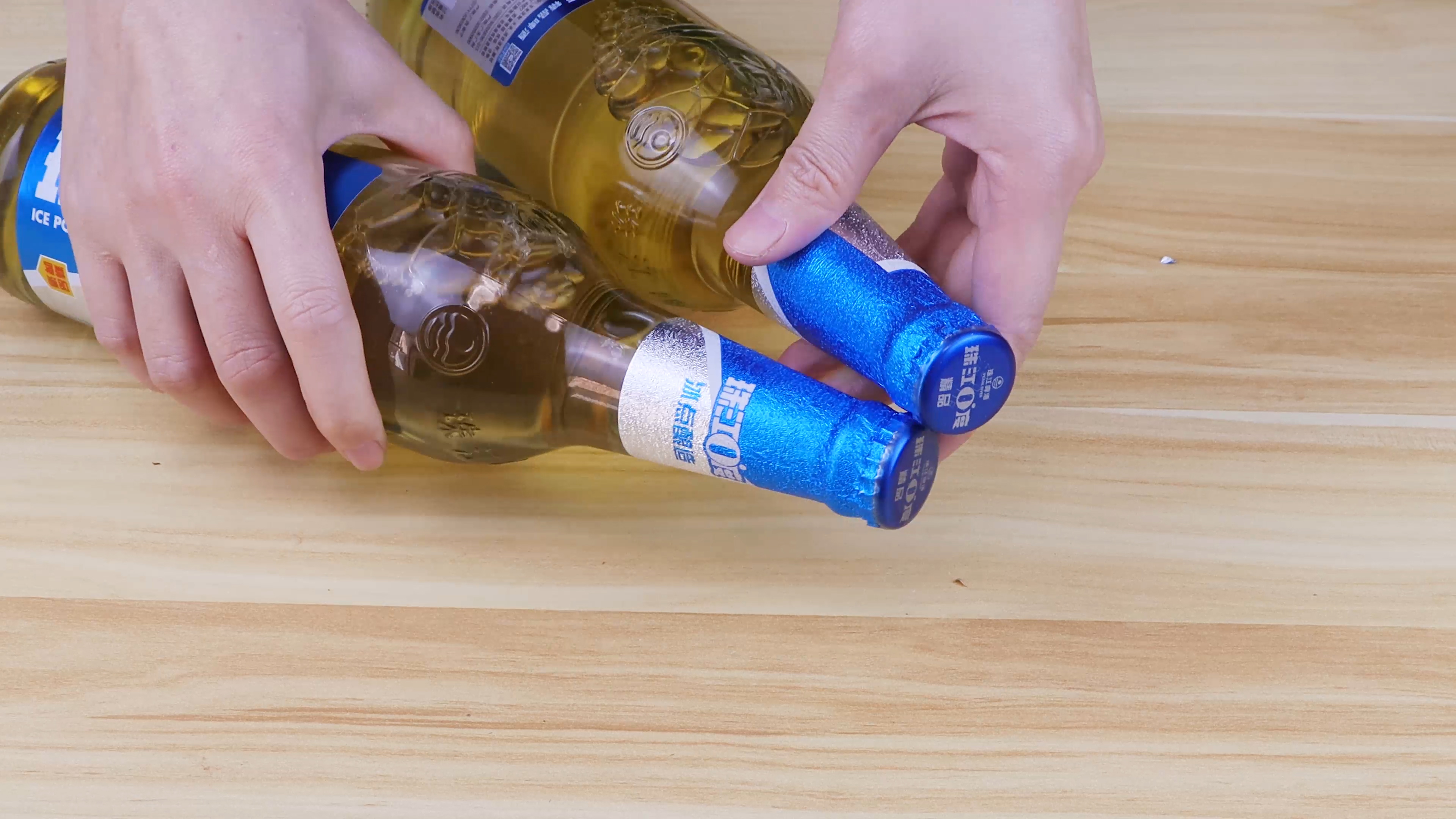 才发现，原来啤酒瓶盖里藏有“小机关”，掌握之后小女生也能拧开