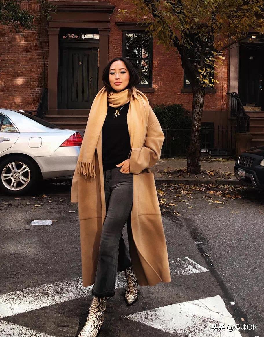 几种很火的围巾的新系法,比较短的围巾系大法