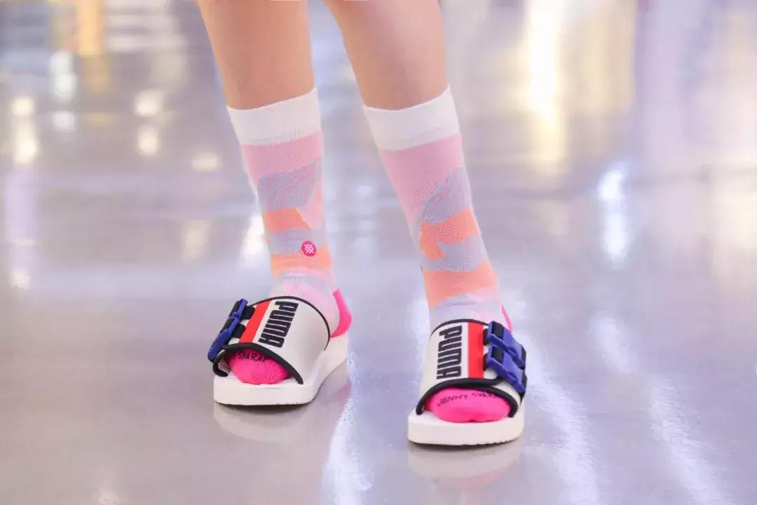 这个“反人类”的穿搭组合，竟然在夏天成了街拍利器