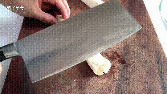 今天教你做一道有灵魂又简单的汤,怎么做个简单的猪油面汤