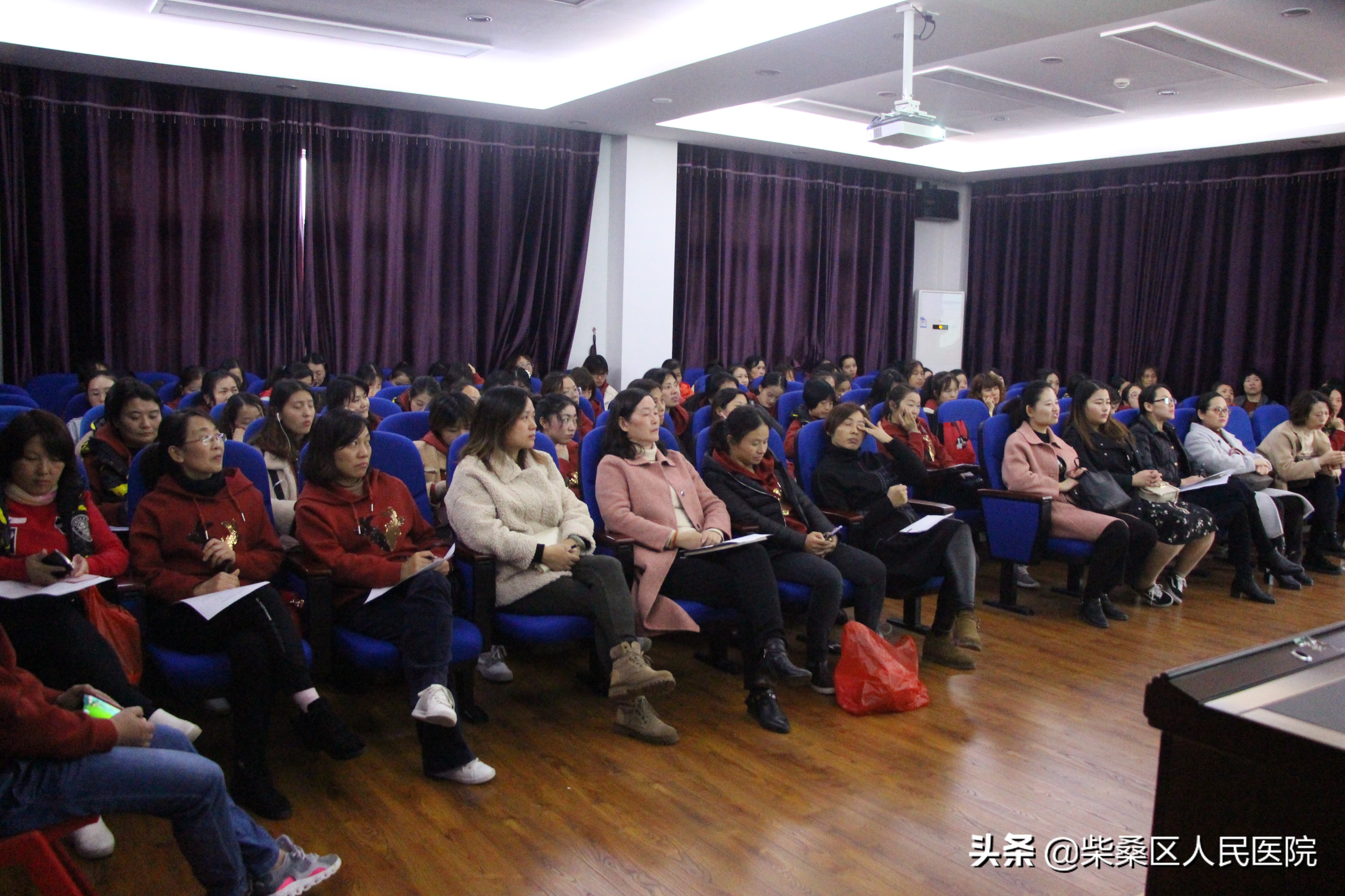 柴桑区人民医院产科开展盆底康复中心关爱女性健康主题活动