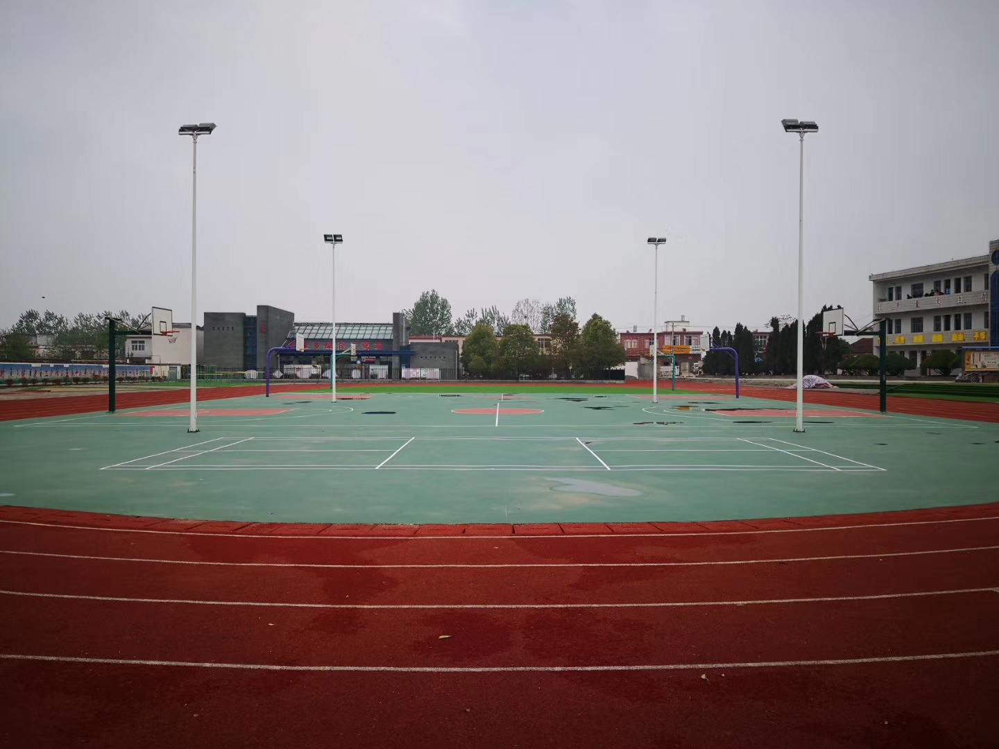 平桥区推进中小*运学**动场标准化建设，塑胶运动场比例达70%