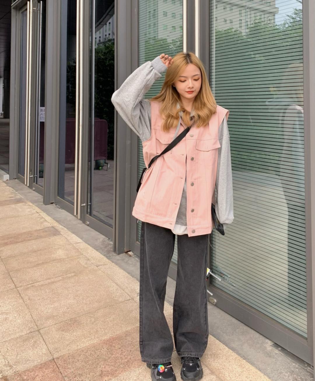 为什么韩国人总能把丑鞋穿成爆款，拍照技巧发色妆容，配饰少不了