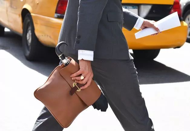 中国人为什么喜欢夹包,老外学中国人夹包