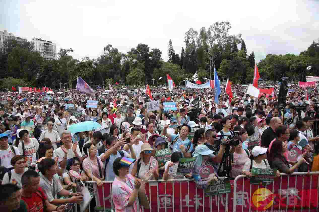 最新：香港警方旺角清场！暴徒竟拆*旗国**升“独”旗