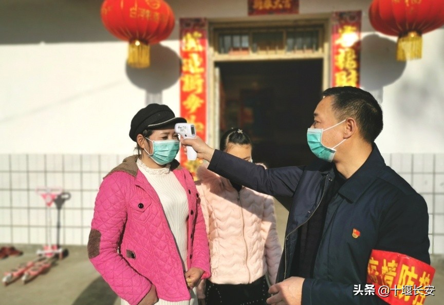 60岁社区守门人全家冲在防疫一线,疫情防控小区守门人