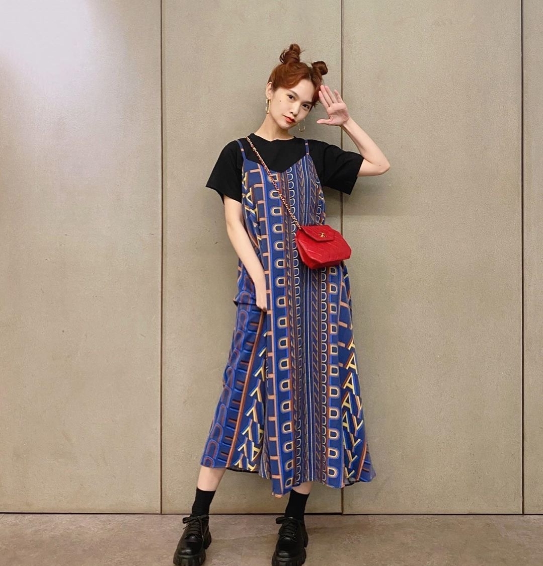 杨丞琳晒最近健身照，白色露脐背心配黑色哈伦裤，状态越来越年轻