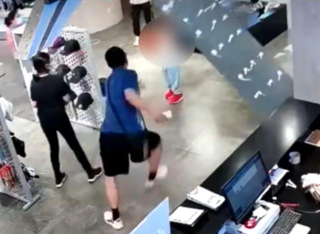 重庆熊孩子玩球踢向镜子砸到自己,小男孩在店内玩球突然被镜子砸到