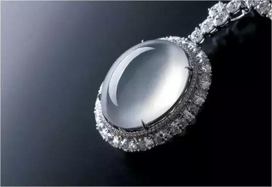 翡翠的8个误区：洗澡不能戴？只有缅甸产？原来这些年都被骗了