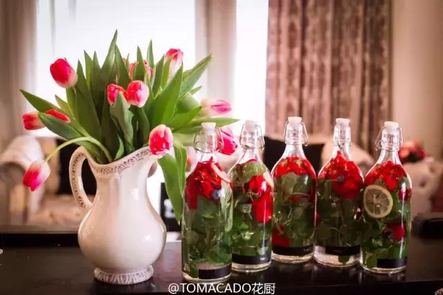 她在北京开了一家可以吃的花店，受众人追捧，还引来了李健