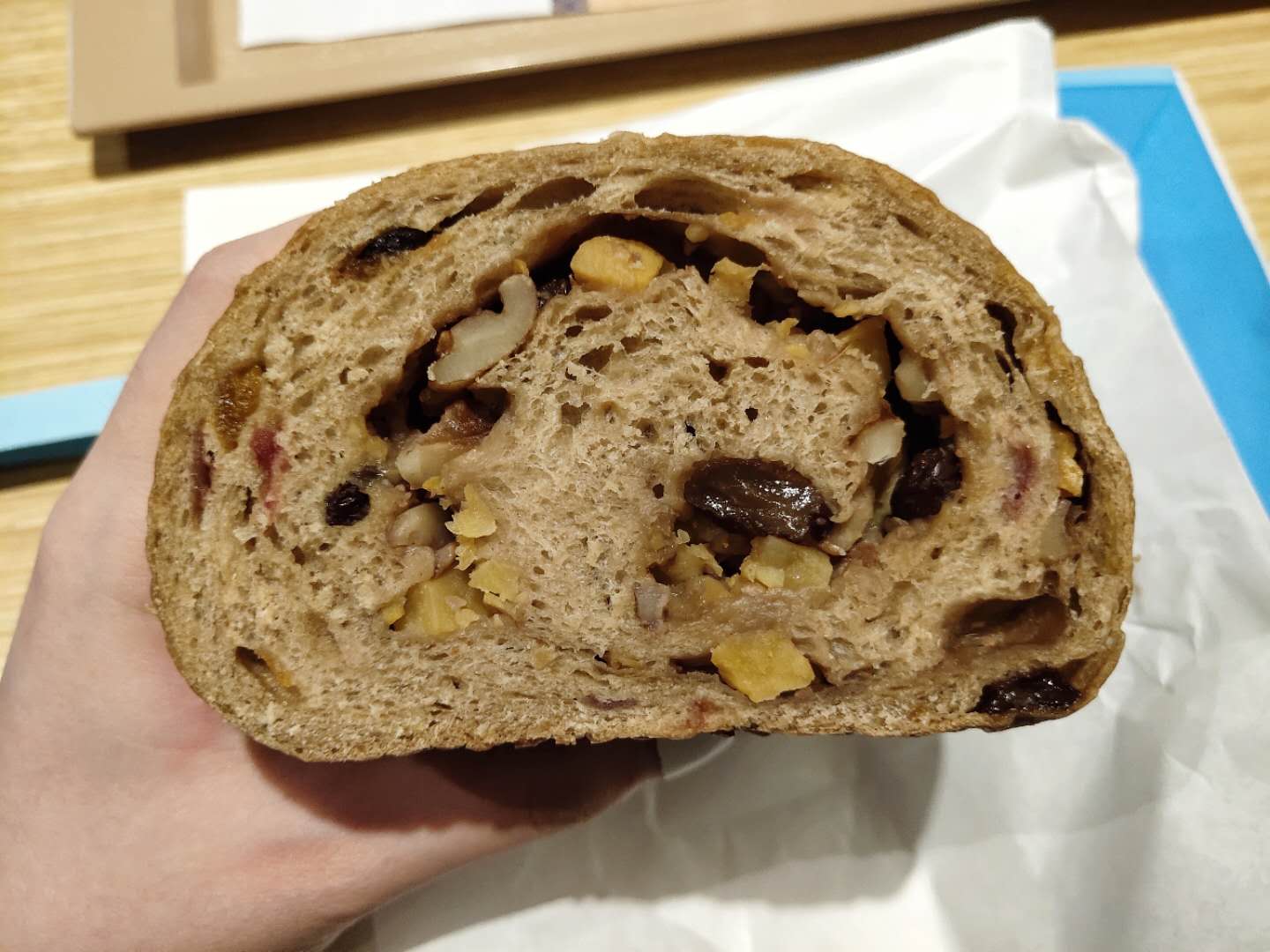 好利来原麦山丘，3款全麦面包的小测评