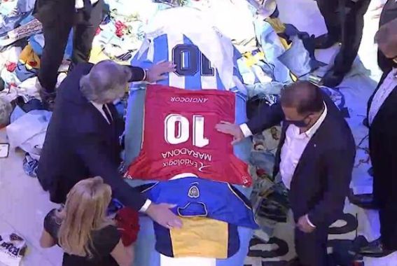 马拉多纳上帝之手拿冠军了吗,马拉多纳是梅西的什么人