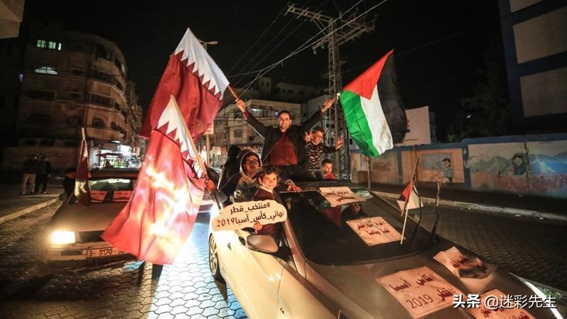 加沙地带出现罕见一幕：球迷高举卡塔尔和巴勒斯坦旗帜庆祝告捷！