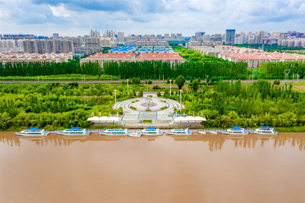 她是滔滔千里黄河的宠儿，阴山之下、河套之上的掌上明珠