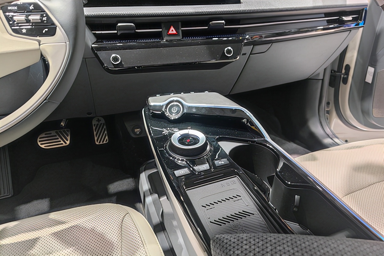 璧蜂簹ev6浜浉涓婃捣杞﹀睍鏂拌璁￠珮缁埅,鏂版璧蜂簹ev6姝ｅ紡鍏竷