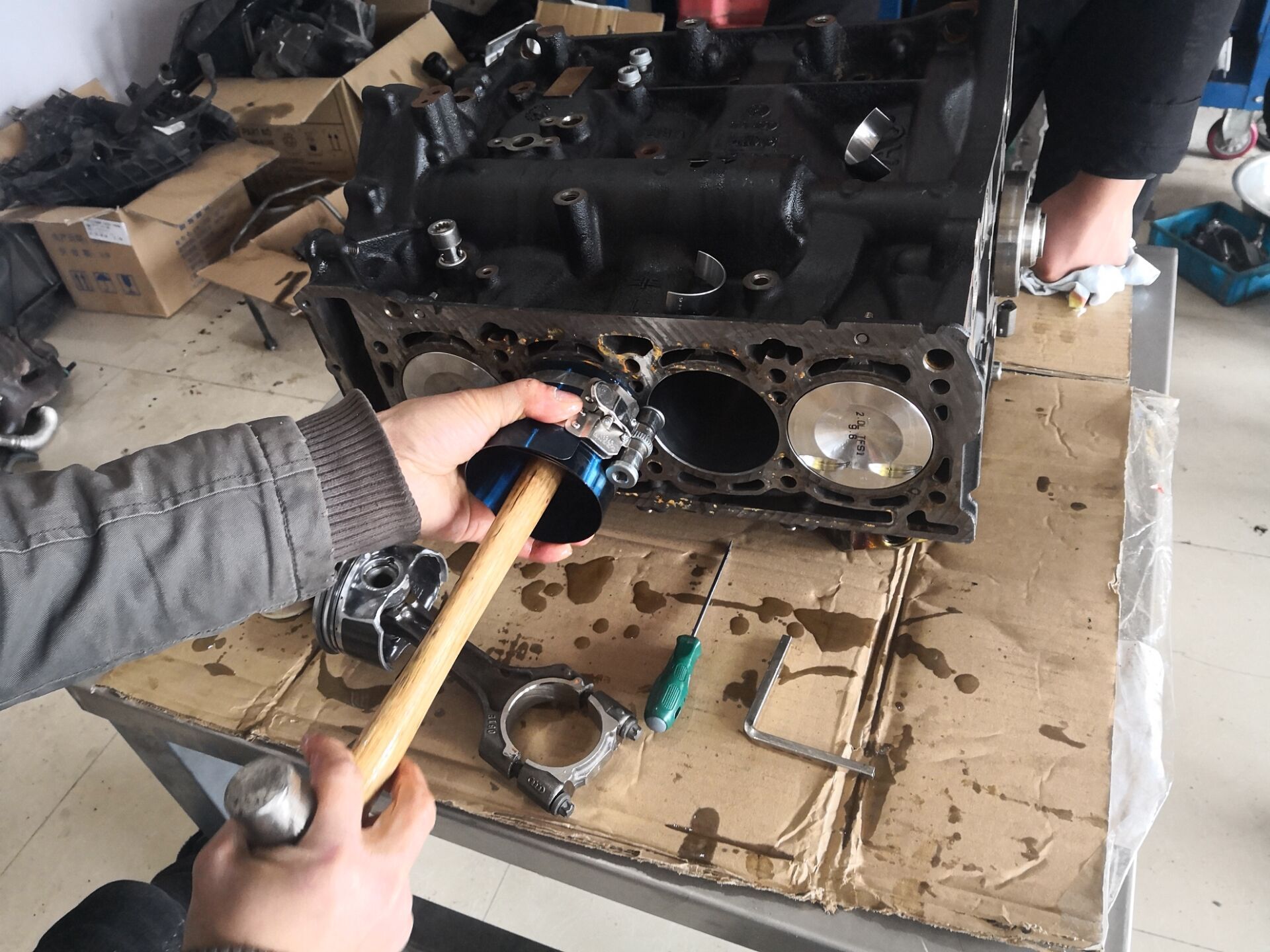 奥迪a4l严重烧机油怎么解决,奥迪a4l缸盖三通刚换过还是漏水