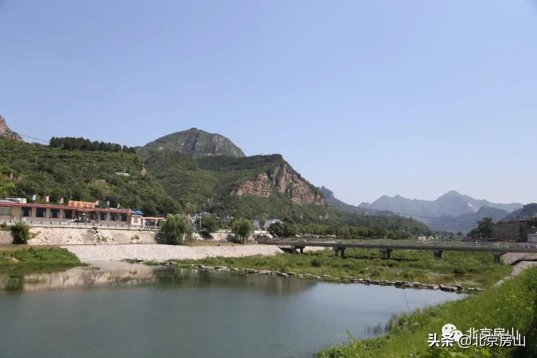废弃的矿山正在改造成为一座公园,废弃矿坑改造成美丽公园
