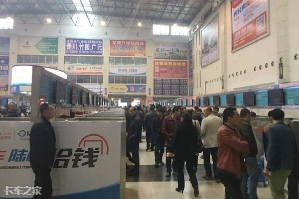 这几年卡车司机真的能挣到钱吗,不同年代的卡车司机待遇