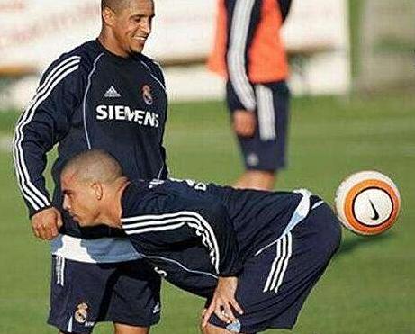 怎么学踢球的各种技巧,足球教程十个实用的踢球技巧