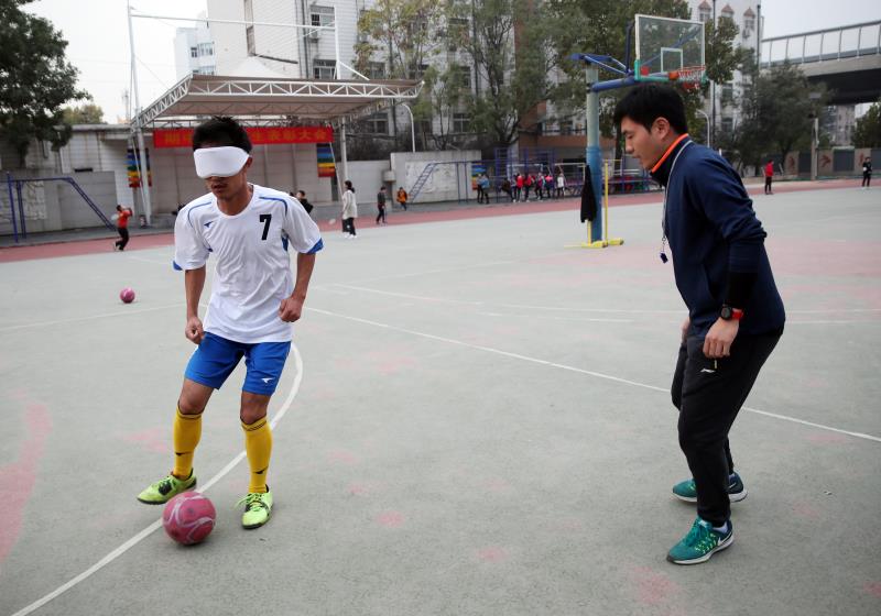 盲人观看足球赛,盲人现场看足球