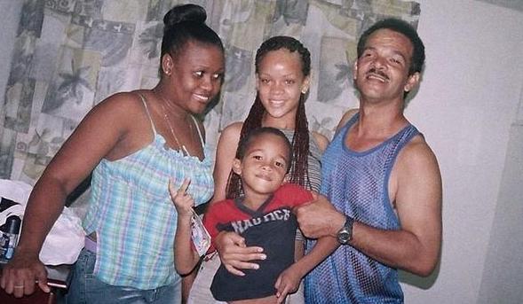 蕾哈娜靠唱歌一年能挣多少钱,山东天后蕾哈娜走马现场版