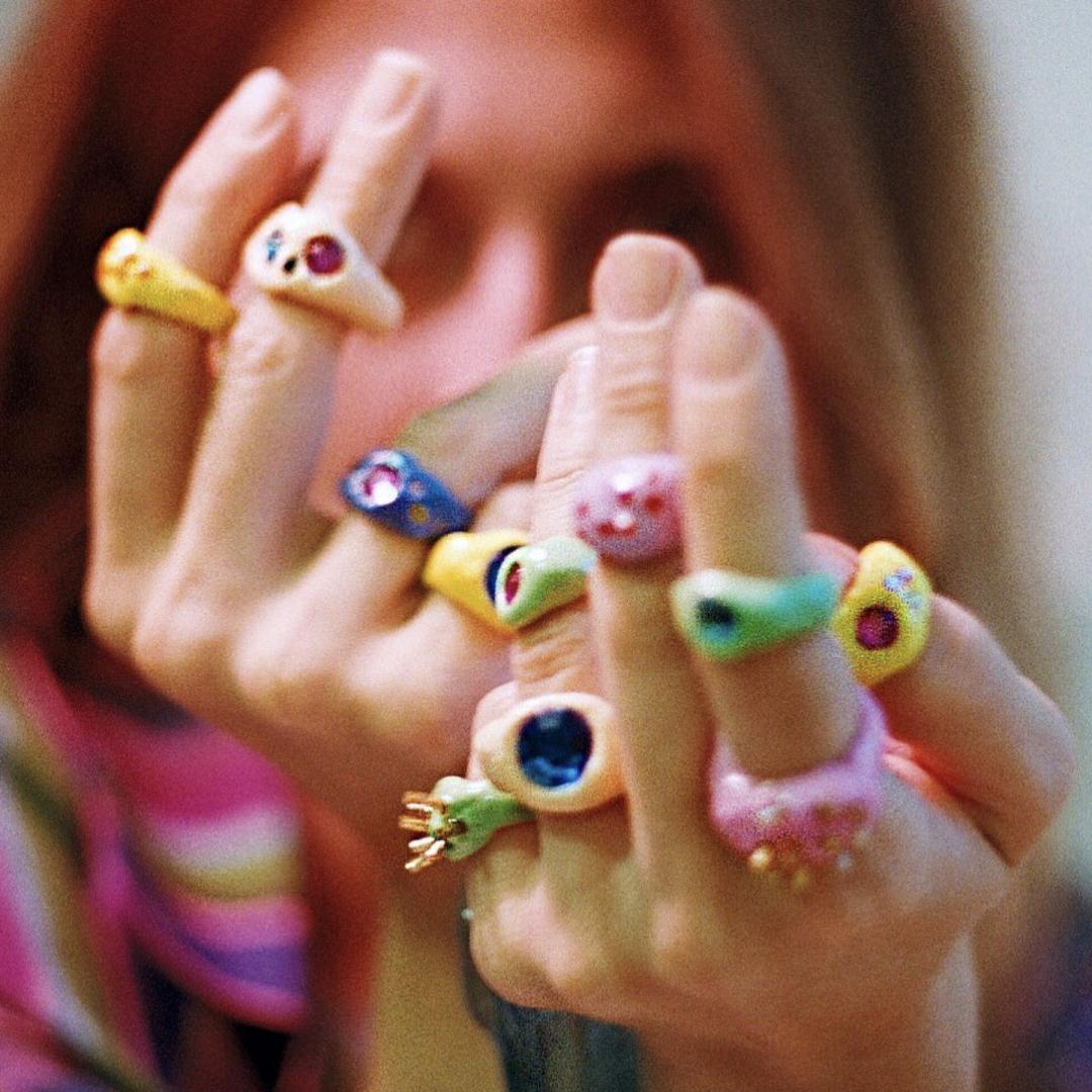 今年夏天，时尚圈流行戴假货