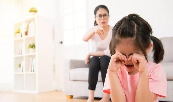 女孩夹腿是性意识萌发，两位妈妈的做法，把娃引向了不同的人生