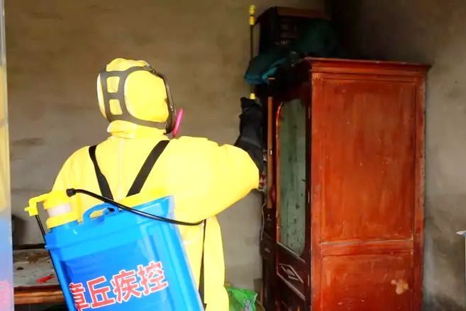 医护人员与孩子隔空喊话,抗疫医生隔空喊话