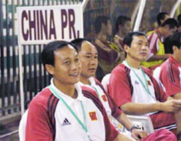 中国足球背后经济原因,国青拜金四少再聚首完整版