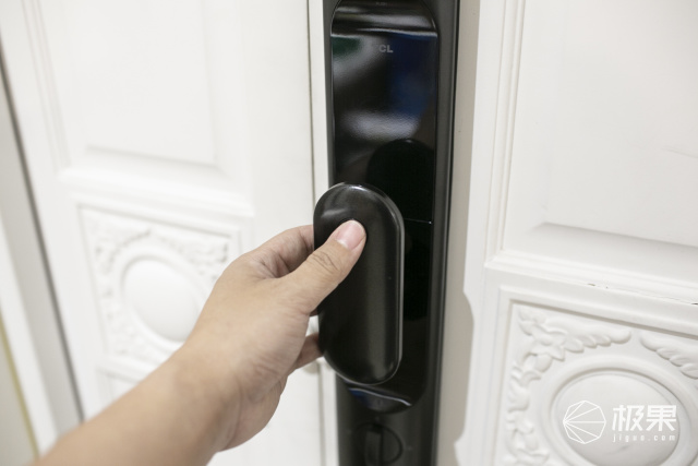 经常忘记自己锁门,智能门锁被锁定怎么解锁