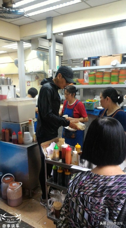 周润发换车了，刚开始还以为是*牌套**，后来才发现，这是最新款