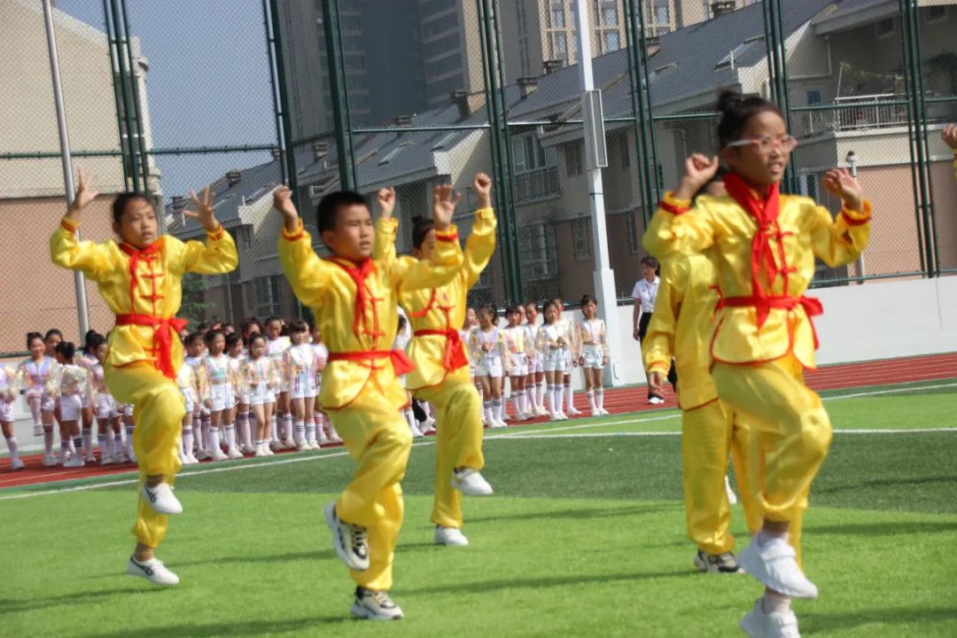 建*党**百年喜迎国庆——西安经开第二小学队列队形广播*比操**赛