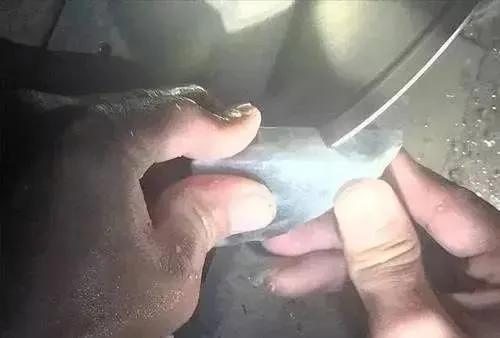 88万玻璃种原石,168万买原石一刀切出蛛网裂
