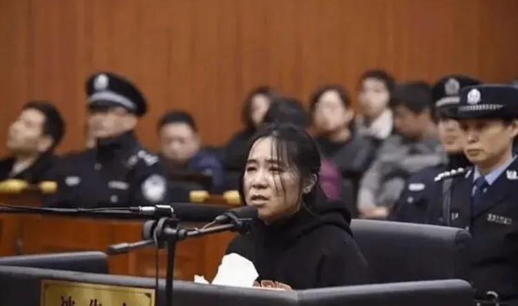 真实的莫焕晶照片,莫焕晶一审和二审本人照片对比