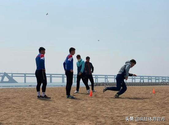 前国家队足球运动员猝死,足球比赛球员突然因伤倒地