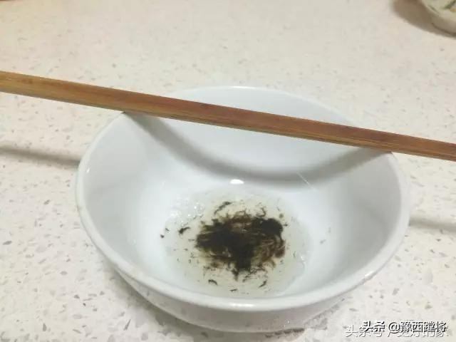 厨房油烟机大清洗，家里婆婆这样弄，几分钟油烟机锃光发亮