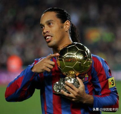 足球精灵罗纳尔迪尼奥巅峰时刻,足球巨星罗纳尔迪尼奥的高光时刻