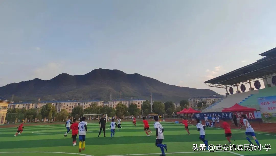 快乐足球追逐梦想放飞未来,快乐绿茵