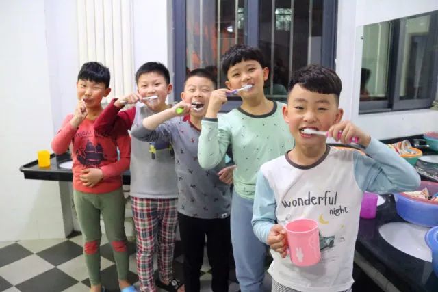 一年级孩子住校一周的表现评语,孩子一年级就住校感觉很委屈