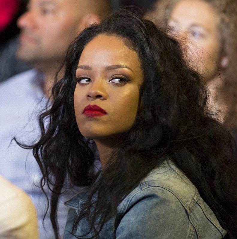 蕾哈娜摔倒,蕾哈娜摔伤后现身街头