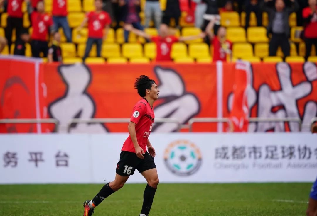 失业四次、卖过卤菜……30岁的他们依然为足球梦想努力