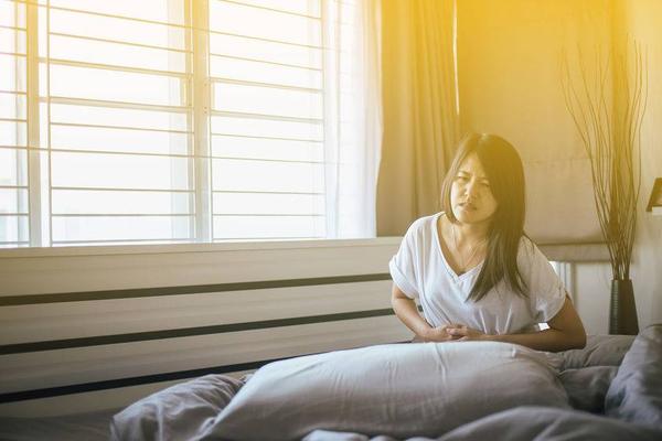 月经血暗红与鲜红的区别,月经血颜色与子宫着床颜色区别