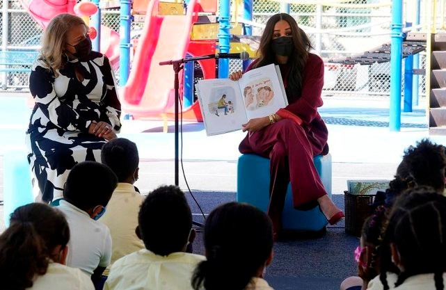 梅根出席王室活动不自信,梅根退出王室后首次见到女王