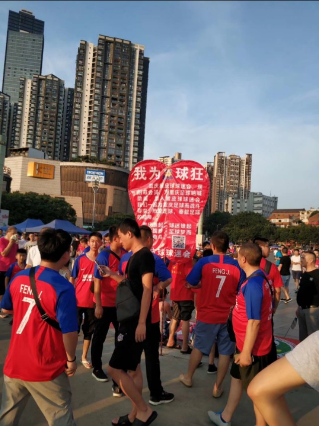 业余足球女球迷,有一个喜欢看你踢球的女孩