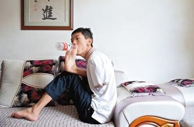 无臂少年彭超个人资料,无臂男孩彭超现状